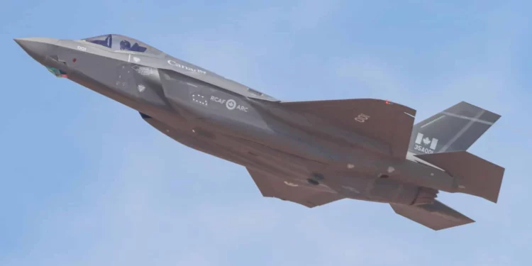 El primer F-35A destinado a Canadá despega en su vuelo inaugural.