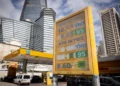 Precios de combustible mostrados en una gasolinera de Tel Aviv, 9 de abril de 2026. (Miriam Alster/FLASH90)