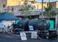 Se han colocado depósitos de agua potable de emergencia cerca de la Ciudad Vieja de Jerusalén en medio de las interrupciones del suministro de agua en todo el país, 1 de septiembre de 2026. (Chaim Goldberg/Flash90)