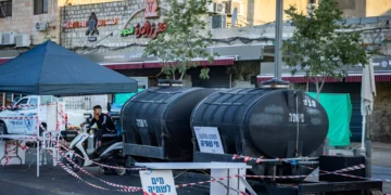 Se han colocado depósitos de agua potable de emergencia cerca de la Ciudad Vieja de Jerusalén en medio de las interrupciones del suministro de agua en todo el país, 1 de septiembre de 2026. (Chaim Goldberg/Flash90)