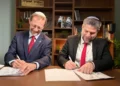 El ministro de Finanzas, Bezalel Smotrich (derecha), firma un acuerdo con Moshe Feiglin para presentarse conjuntamente a las elecciones a la Knéset del 1 de septiembre de 2026. (Sionismo religioso)