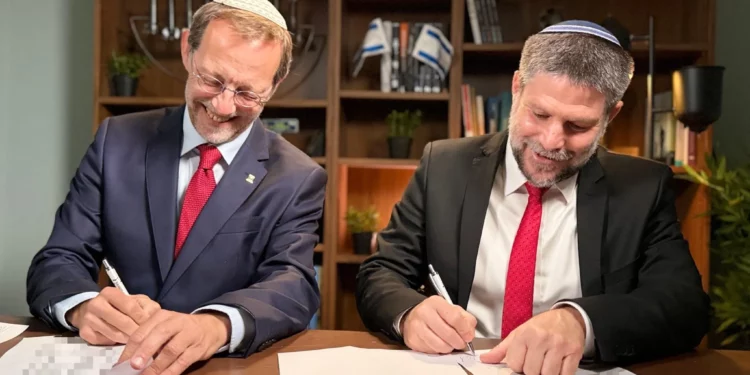 El ministro de Finanzas, Bezalel Smotrich (derecha), firma un acuerdo con Moshe Feiglin para presentarse conjuntamente a las elecciones a la Knéset del 1 de septiembre de 2026. (Sionismo religioso)