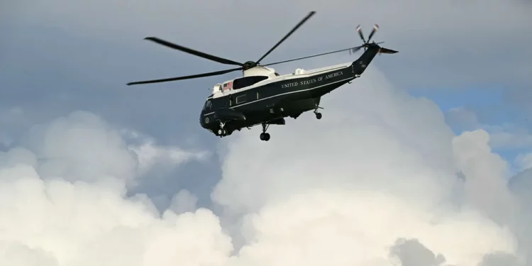 Trump regresa a la Casa Blanca tras abandonar Camp David antes de lo previsto El “Marine One”, con el presidente Donald Trump a bordo, despega desde la Elipse, cerca de la Casa Blanca en Washington, D.C., el 18 de septiembre de 2026. (Saul Loeb/AFP vía Getty Images)