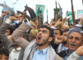 Los simpatizantes de los rebeldes hutíes de Yemen gritan consignas durante una manifestación en apoyo al grupo y para protestar contra la acusación de Arabia Saudí de que los hutíes atacaron el lugar más sagrado del islam, La Meca, en Saná, Yemen, el 18 de septiembre de 2026. (Foto AP/Osamah Abdulrahman)