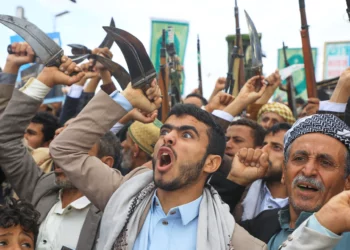 Los simpatizantes de los rebeldes hutíes de Yemen gritan consignas durante una manifestación en apoyo al grupo y para protestar contra la acusación de Arabia Saudí de que los hutíes atacaron el lugar más sagrado del islam, La Meca, en Saná, Yemen, el 18 de septiembre de 2026. (Foto AP/Osamah Abdulrahman)