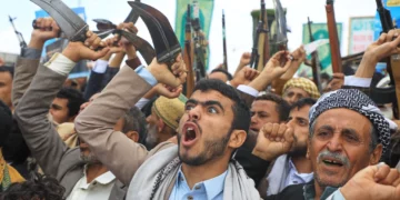 Los simpatizantes de los rebeldes hutíes de Yemen gritan consignas durante una manifestación en apoyo al grupo y para protestar contra la acusación de Arabia Saudí de que los hutíes atacaron el lugar más sagrado del islam, La Meca, en Saná, Yemen, el 18 de septiembre de 2026. (Foto AP/Osamah Abdulrahman)