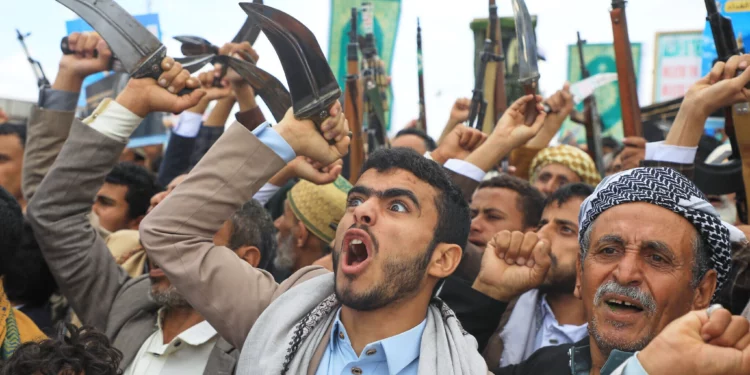 Los simpatizantes de los rebeldes hutíes de Yemen gritan consignas durante una manifestación en apoyo al grupo y para protestar contra la acusación de Arabia Saudí de que los hutíes atacaron el lugar más sagrado del islam, La Meca, en Saná, Yemen, el 18 de septiembre de 2026. (Foto AP/Osamah Abdulrahman)