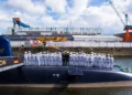 En una fotografía distribuida el 1 de septiembre de 2026, se ve a marineros de la Armada israelí en la cubierta del INS Drakon en el astillero de Kiel, Alemania. (Fuerzas de Defensa de Israel)