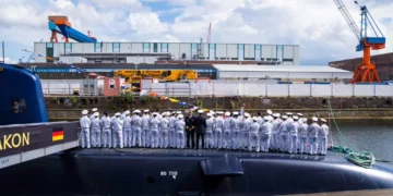 En una fotografía distribuida el 1 de septiembre de 2026, se ve a marineros de la Armada israelí en la cubierta del INS Drakon en el astillero de Kiel, Alemania. (Fuerzas de Defensa de Israel)