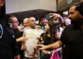 El pasajero Yaniv Hayun, con manchas de sangre en la camisa, uno de los israelíes que ayudó a reducir al copiloto de flydubai que, supuestamente, intentó secuestrar y estrellar un avión lleno de israelíes, en el aeropuerto Ben Gurión, el 30 de septiembre de 2026. (Foto AP/Tomer Appelbaum)