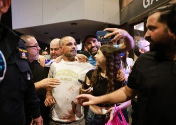 El pasajero Yaniv Hayun, con manchas de sangre en la camisa, uno de los israelíes que ayudó a reducir al copiloto de flydubai que, supuestamente, intentó secuestrar y estrellar un avión lleno de israelíes, en el aeropuerto Ben Gurión, el 30 de septiembre de 2026. (Foto AP/Tomer Appelbaum)