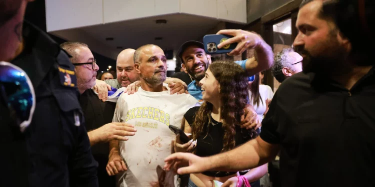 El pasajero Yaniv Hayun, con manchas de sangre en la camisa, uno de los israelíes que ayudó a reducir al copiloto de flydubai que, supuestamente, intentó secuestrar y estrellar un avión lleno de israelíes, en el aeropuerto Ben Gurión, el 30 de septiembre de 2026. (Foto AP/Tomer Appelbaum)
