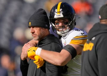 Pittsburgh Steelers quarterback Aaron Rodgers, left, gets a hug from Pat Freiermuth (88) before an NFL football game against the Chicago Bears, November 23, 2025, in Chicago. (AP Photo/Erin Hooley)
