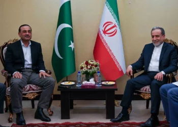 El ministro de Exteriores de Irán, Abbas Araghchi (derecha), se reúne con el jefe del Ejército de Pakistán, Asim Munir, en Teherán, el 23 de mayo de 2026.