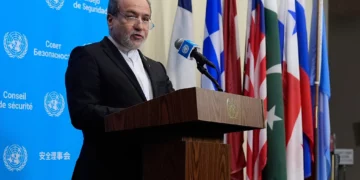 El ministro de Relaciones Exteriores de Irán, Abbas Araghchi, habla con la prensa durante la 81.ª Asamblea General de la ONU en Nueva York el 25 de septiembre de 2026.