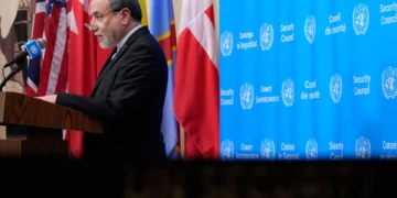 El ministro de Relaciones Exteriores de Irán, Abbas Araghchi, habla con la prensa durante la 81.ª Asamblea General de la ONU el 25 de septiembre de 2026.