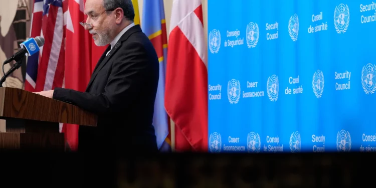 El ministro de Relaciones Exteriores de Irán, Abbas Araghchi, habla con la prensa durante la 81.ª Asamblea General de la ONU el 25 de septiembre de 2026.