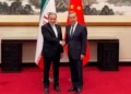 El ministro de Exteriores de Irán, Abbas Araghchi, saluda a su homólogo chino, Wang Yi, en Beijing, el 6 de mayo de 2026.