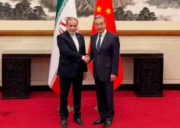 El ministro de Exteriores de Irán, Abbas Araghchi, saluda a su homólogo chino, Wang Yi, en Beijing, el 6 de mayo de 2026.