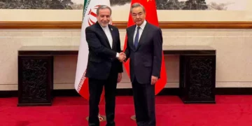 El ministro de Exteriores de Irán, Abbas Araghchi, saluda a su homólogo chino, Wang Yi, en Beijing, el 6 de mayo de 2026.