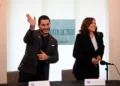 Candidato al Senado de EE.UU. Abdul El-Sayed junto a Kamala Harris durante una mesa redonda en Detroit.