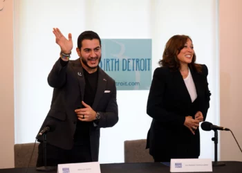 Candidato al Senado de EE.UU. Abdul El-Sayed junto a Kamala Harris durante una mesa redonda en Detroit.
