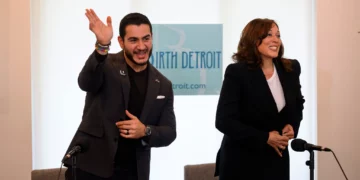 Candidato al Senado de EE.UU. Abdul El-Sayed junto a Kamala Harris durante una mesa redonda en Detroit.