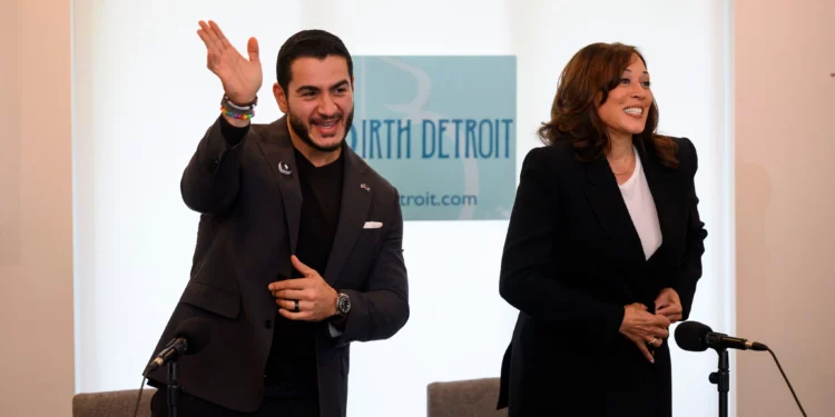 Candidato al Senado de EE.UU. Abdul El-Sayed junto a Kamala Harris durante una mesa redonda en Detroit.