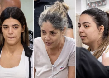 Agam Tsarafi, a la izquierda, y Shilat Houta, a la derecha, sospechosos del asesinato de Benayahu Razi en Jerusalén, junto a Linor Sasson, señalada por presuntamente ayudarlos a huir, durante una audiencia en el Tribunal de Distrito de Jerusalén el 7 de agosto de 2026.