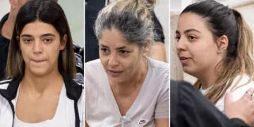 Agam Tsarafi, a la izquierda, y Shilat Houta, a la derecha, sospechosos del asesinato de Benayahu Razi en Jerusalén, junto a Linor Sasson, señalada por presuntamente ayudarlos a huir, durante una audiencia en el Tribunal de Distrito de Jerusalén el 7 de agosto de 2026.