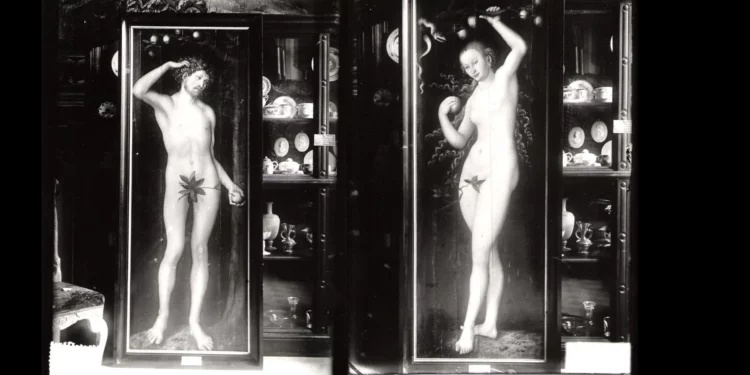 Fotografías en blanco y negro del díptico Adán y Eva de Lucas Cranach el Viejo