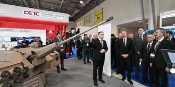 Delegaciones militares recorren una edición de la feria de defensa ADEX en Bakú