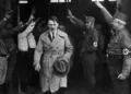 Adolf Hitler, líder de los nacionalsocialistas, recibe saludos al salir de la sede del partido en Múnich el 5 de diciembre de 1931.