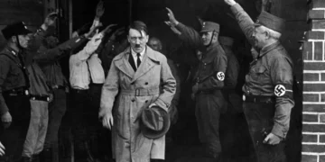 Adolf Hitler, líder de los nacionalsocialistas, recibe saludos al salir de la sede del partido en Múnich el 5 de diciembre de 1931.