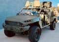 Un vehículo M1301 Infantry Squad Vehicle del Ejército de Estados Unidos equipado con el sistema láser de alta energía LOCUST durante el Fires Symposium de Fort Sill en abril de 2025.