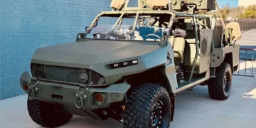 Un vehículo M1301 Infantry Squad Vehicle del Ejército de Estados Unidos equipado con el sistema láser de alta energía LOCUST durante el Fires Symposium de Fort Sill en abril de 2025.