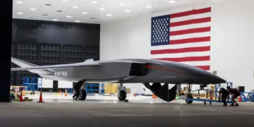 Dron espacial Ravn X de Aevum en el aeropuerto de Long Beach