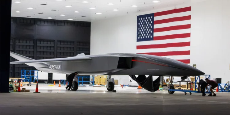 Dron espacial Ravn X de Aevum en el aeropuerto de Long Beach