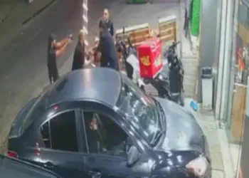 Agentes encubiertos detienen a un sospechoso en Anata, Jerusalén