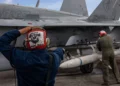 El cabo Antonio Barrios y el sargento Ruben Medina aseguran un misil AGM-88 HARM en la Base Aérea Andersen, Guam.