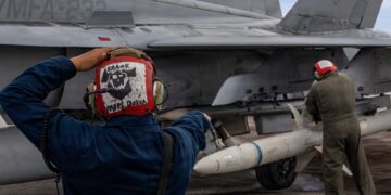 El cabo Antonio Barrios y el sargento Ruben Medina aseguran un misil AGM-88 HARM en la Base Aérea Andersen, Guam.