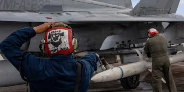 El cabo Antonio Barrios y el sargento Ruben Medina aseguran un misil AGM-88 HARM en la Base Aérea Andersen, Guam.