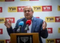 El diputado Ahmad Tibi asiste a una reunión de la facción Hadash-Ta'al en la Knéset, en Jerusalén, el 29 de junio de 2026.