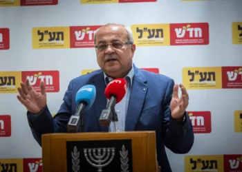 El diputado Ahmad Tibi asiste a una reunión de la facción Hadash-Ta'al en la Knéset, en Jerusalén, el 29 de junio de 2026.