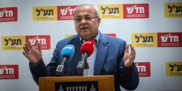 El diputado Ahmad Tibi asiste a una reunión de la facción Hadash-Ta'al en la Knéset, en Jerusalén, el 29 de junio de 2026.