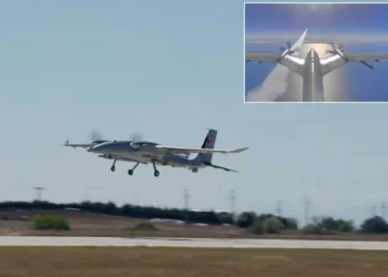 Un Bayraktar AKINCI lanza el misil balístico supersónico UAV-300 de Roketsan durante una prueba sobre el mar Negro el 11 de septiembre de 2026.