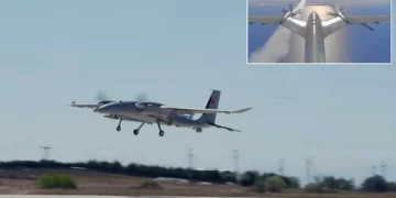 Un Bayraktar AKINCI lanza el misil balístico supersónico UAV-300 de Roketsan durante una prueba sobre el mar Negro el 11 de septiembre de 2026.