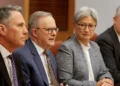 El primer ministro de Australia, Anthony Albanese, junto al ministro de Defensa, Richard Marles, y la ministra de Exteriores, Penny Wong, en el Parlamento de Canberra el 19 de agosto de 2026.