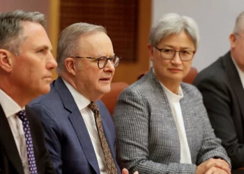 El primer ministro de Australia, Anthony Albanese, junto al ministro de Defensa, Richard Marles, y la ministra de Exteriores, Penny Wong, en el Parlamento de Canberra el 19 de agosto de 2026.