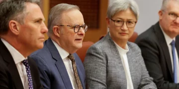 El primer ministro de Australia, Anthony Albanese, junto al ministro de Defensa, Richard Marles, y la ministra de Exteriores, Penny Wong, en el Parlamento de Canberra el 19 de agosto de 2026.